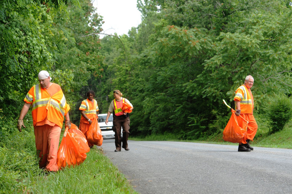 Inmates clean up Appomattox County in new program - NewsAdvance.com : News