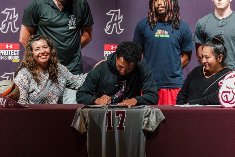 050626-lna-sports-amherstsigning
