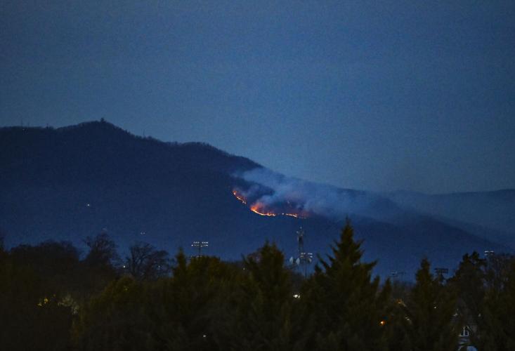112622-lna-news-mountain fire p3