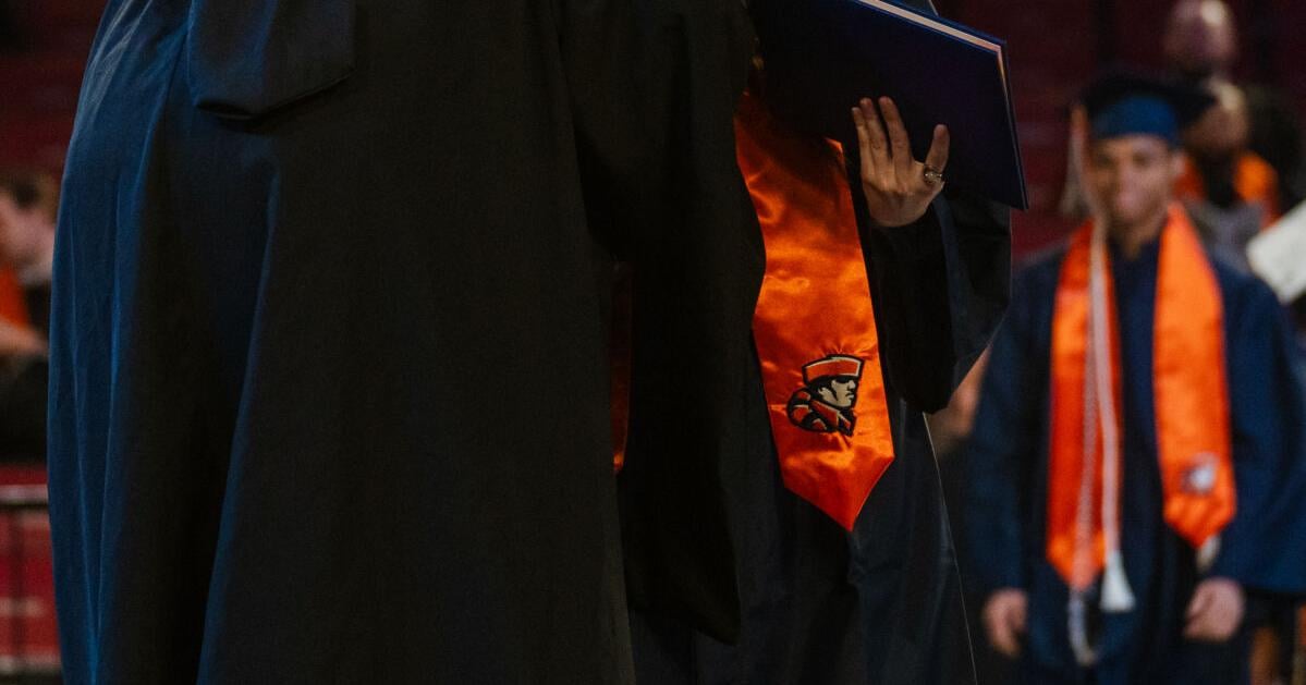 060726-lna-news-heritagegraduation