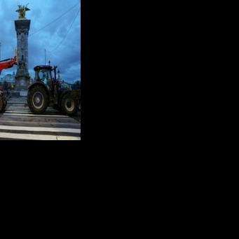 Tractors in Paris to protest EU's trade deal with S. America