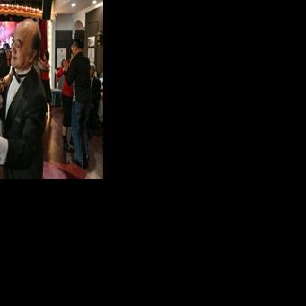 Shanghai's elderly waltz back to the past at lunchtime dance halls