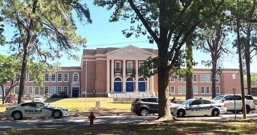 Manhunt triggers 2 school lockdowns | Local News | newsargus.com