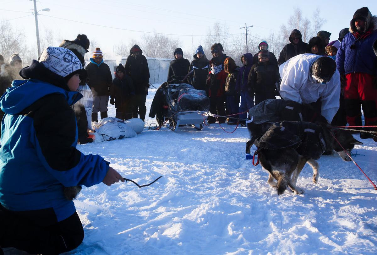 Zirkle leads pack out of Huslia with former champions right behind