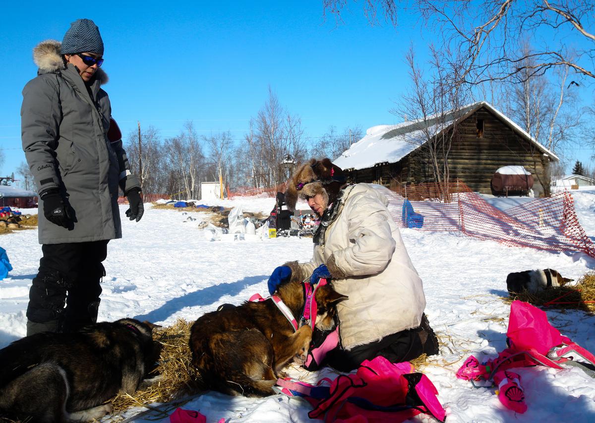 Zirkle leads pack out of Huslia with former champions right behind