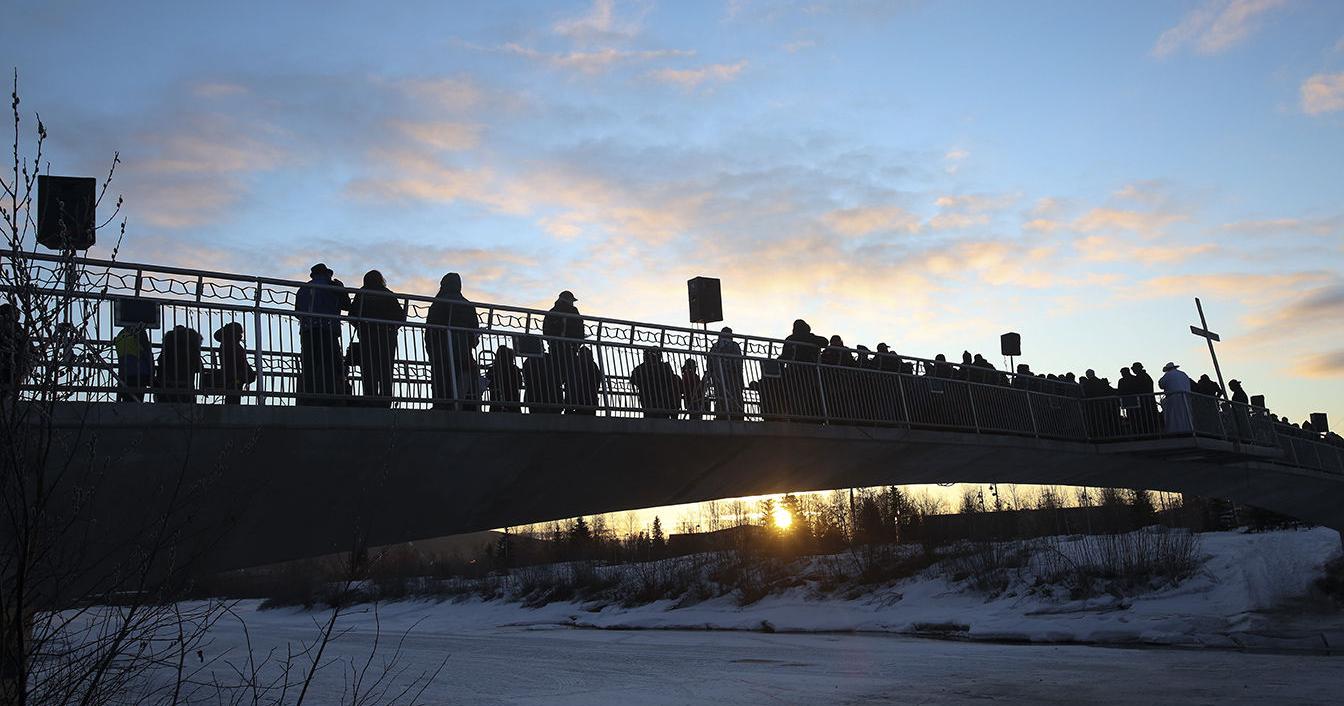 Easter sunrise service brings the faithful to downtown - Vimarsana News