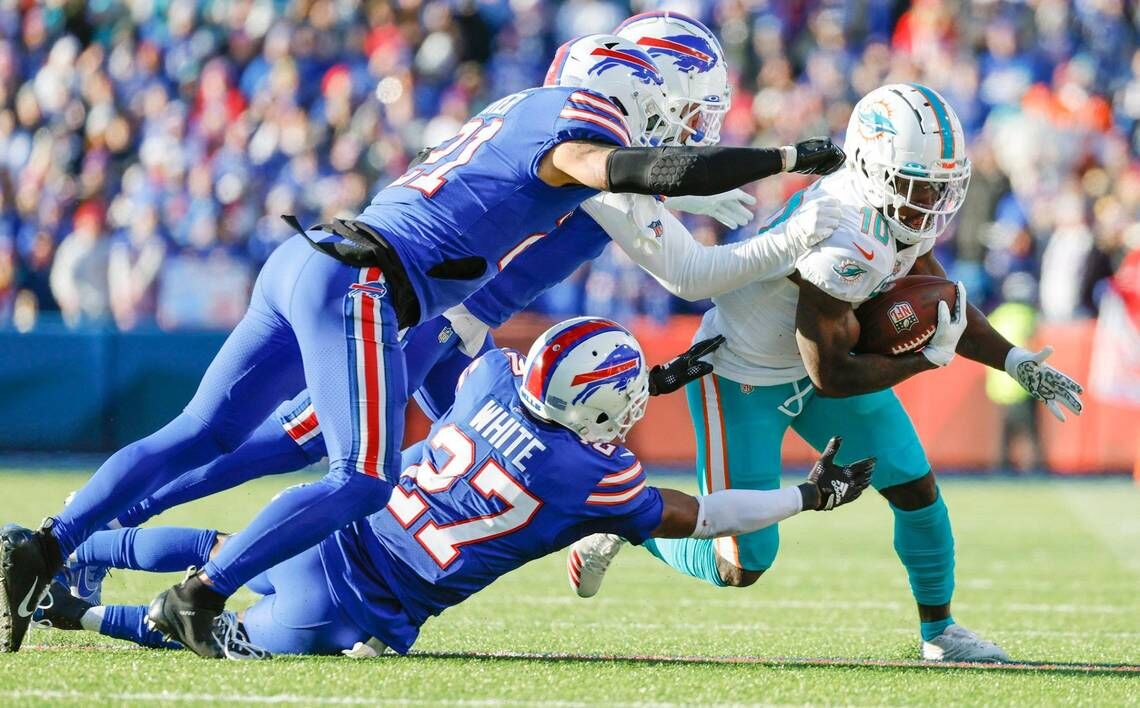 Bills hang on for 34-31 wild-card win over Dolphins