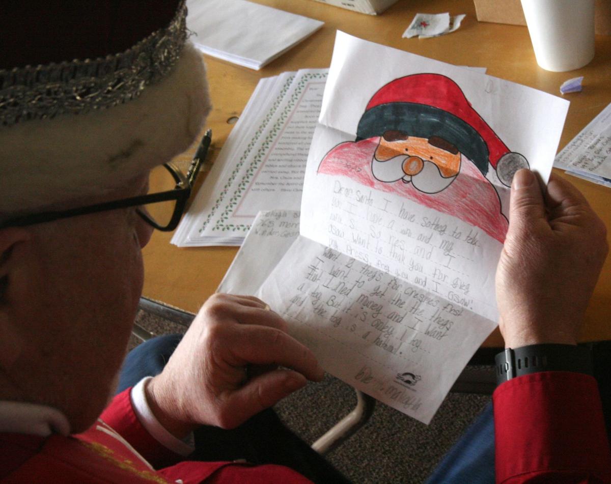 Volunteer Elves Dig Into Backlog Of 10 000 Plus Letters To Santa Claus Local News Newsminer Com