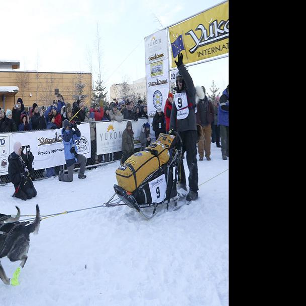 With 1 000 Miles To Go 2016 Yukon Quest Teams Hit The Trail Yukon Quest Newsminer Com