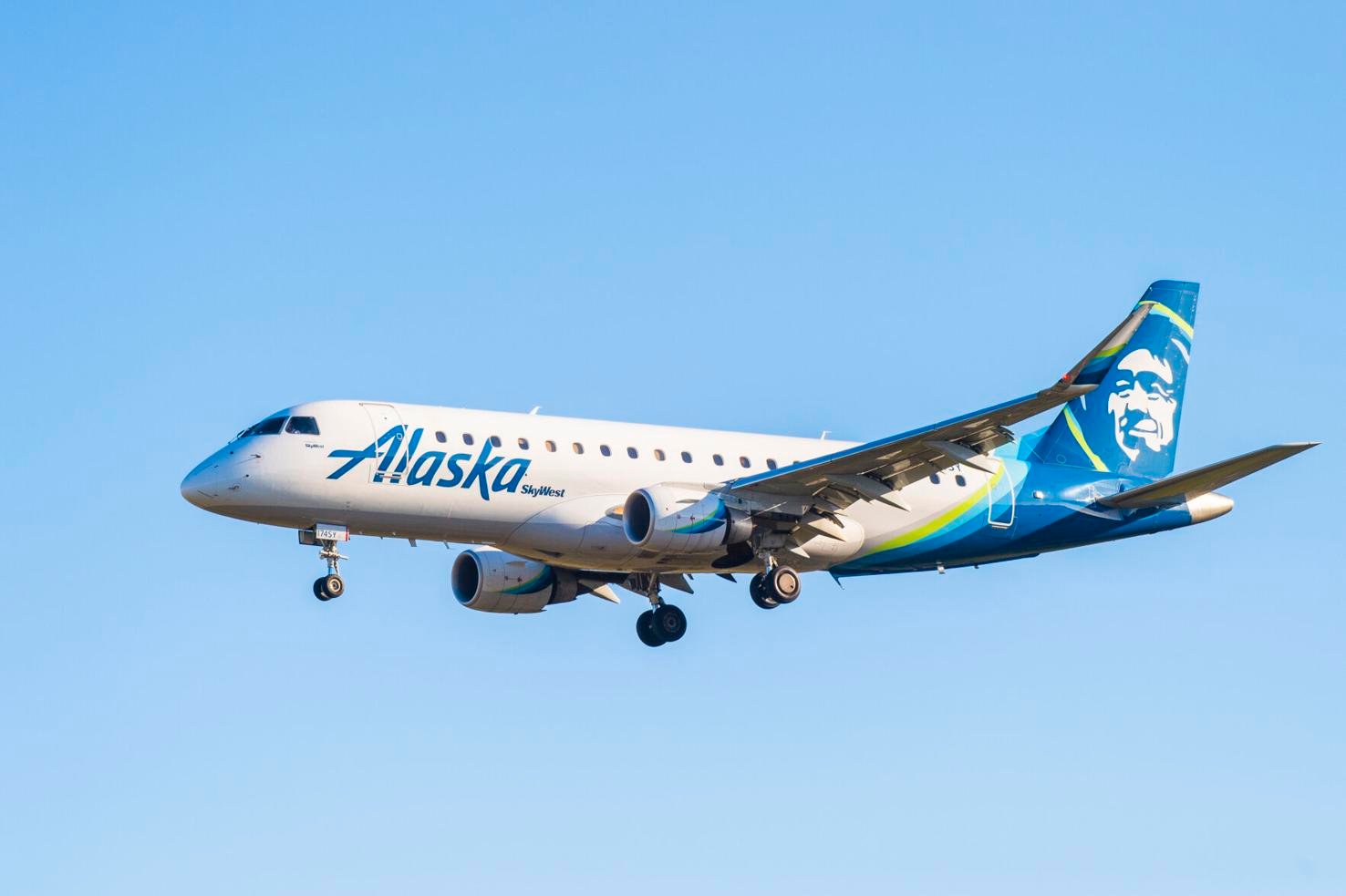 Alaska Airlines pilots vote to authorize strike if contract talks fail