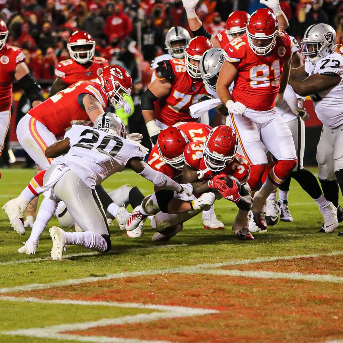 Chiefs rout Raiders 40-9 to seize AFC West control