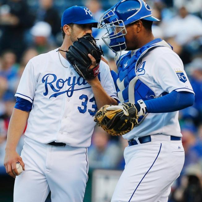 Mike Moustakas sustains fractured ring finger