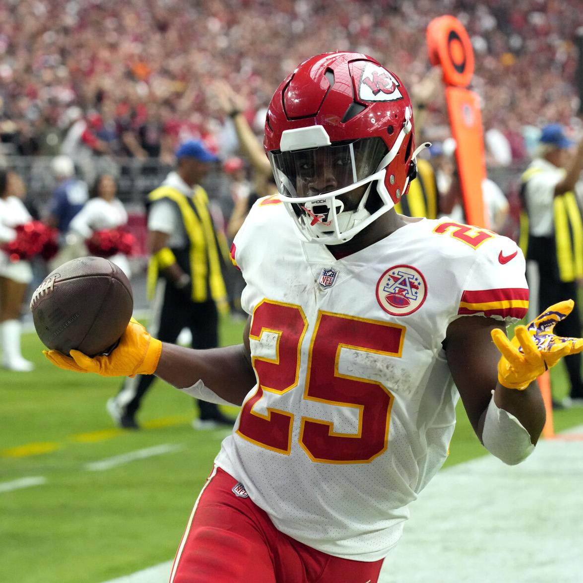 Mahomes throws 5 TDs, Chiefs hammer Cardinals 44-21