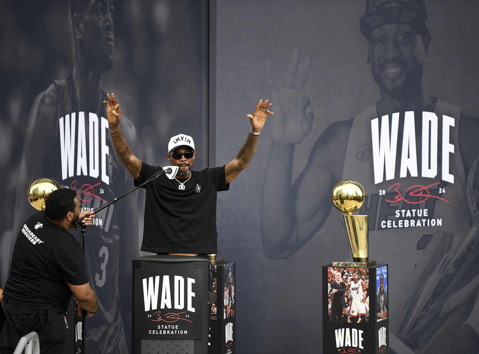 Heat Unveil Statue Of Dwyane Wade Outside The Front Of Team's Arena ...