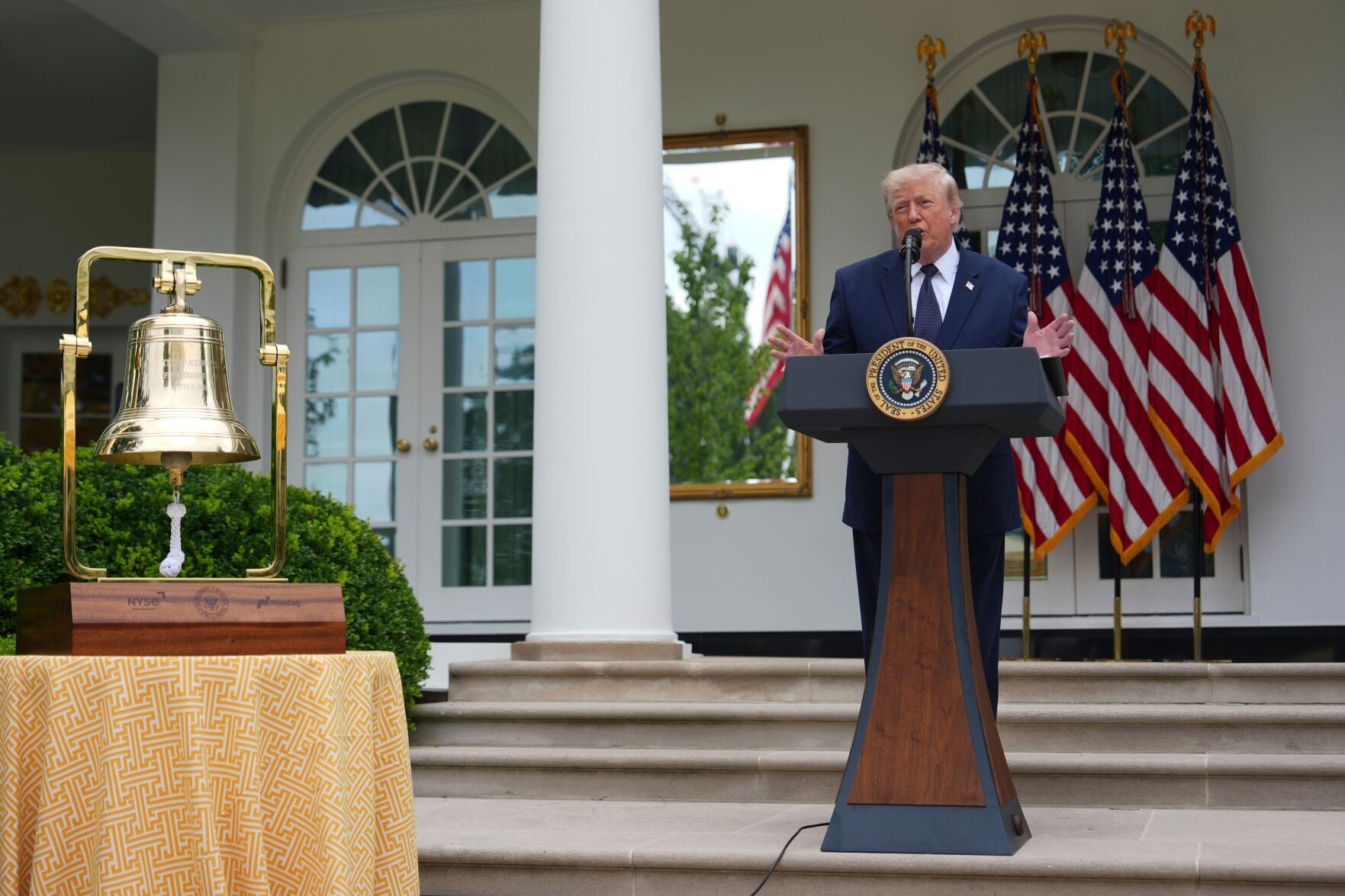 Trump says he's building a White House helipad for a new, more powerful ...