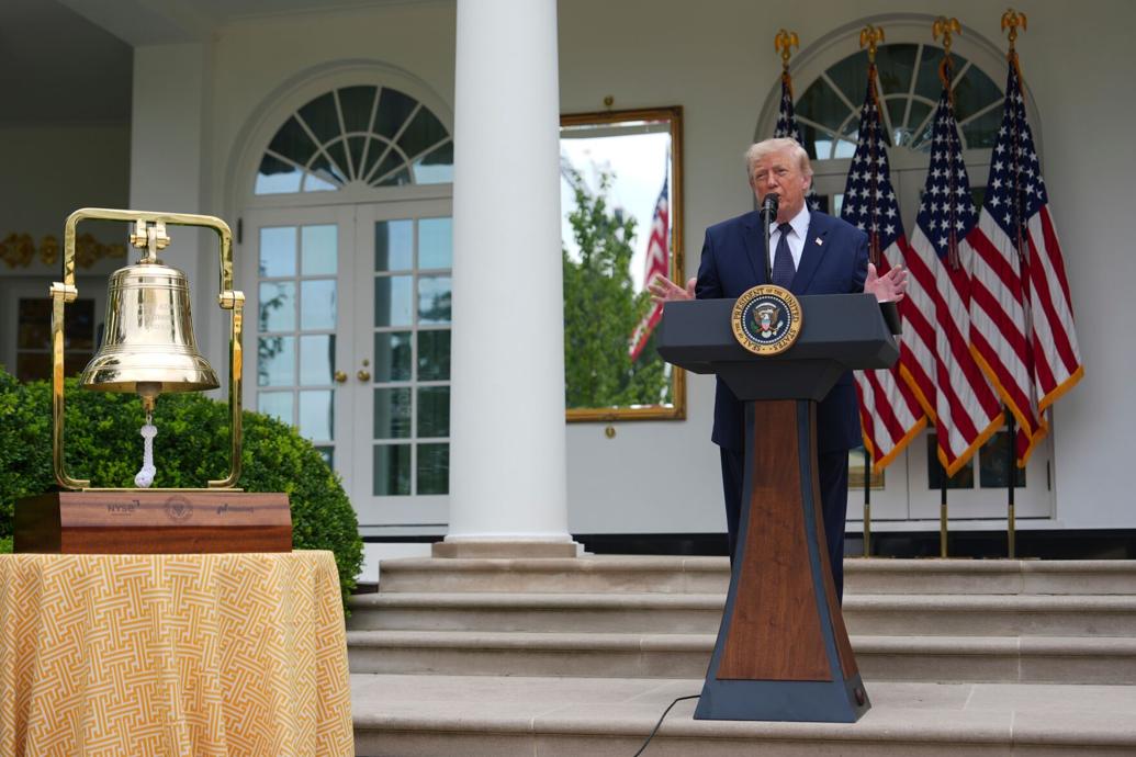 Trump says he's building a White House helipad for a new, more powerful ...