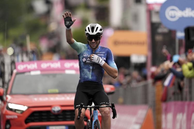 Vendrame wins Giro stage with a downhill attack and Pogacar leads with