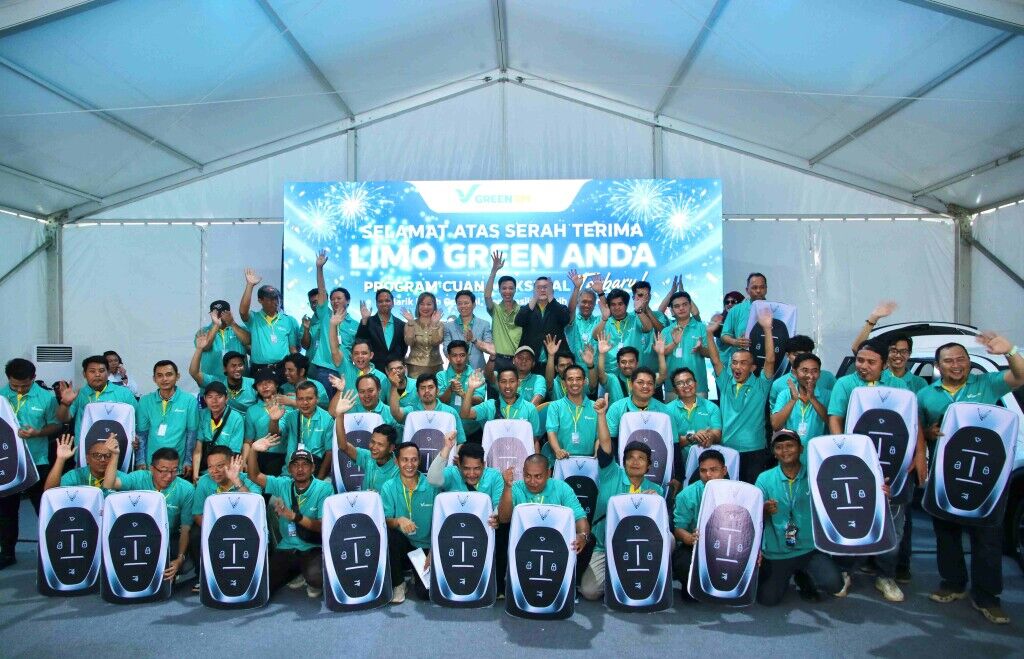 Green SM Indonesia launches premium 6-seat electric taxi service and ...