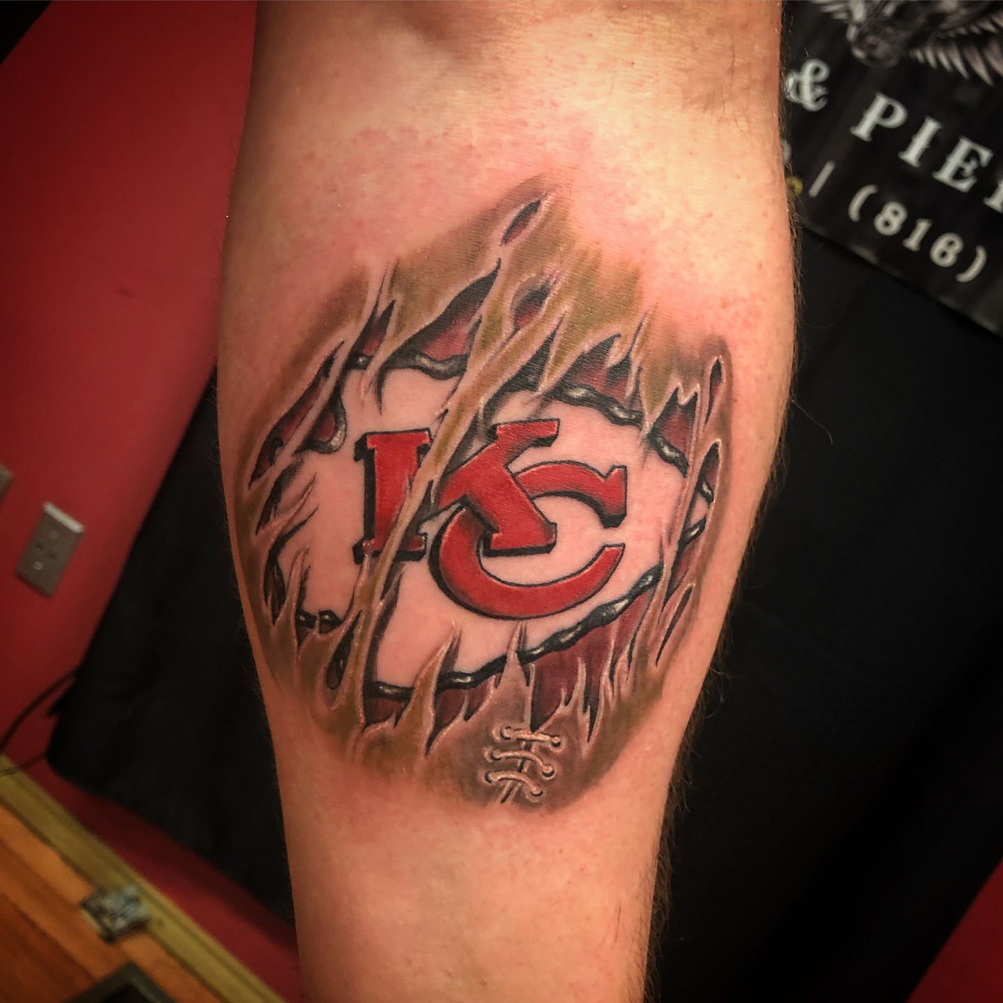 Patrick Mahomes unveils tattoo of his babys hands on his calves