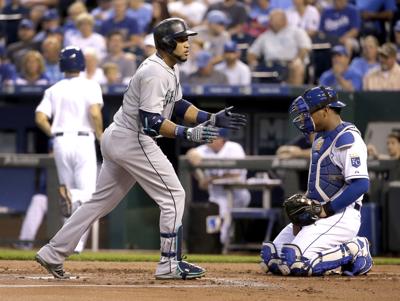 Cano helps M's win in return to Yankee Stadium