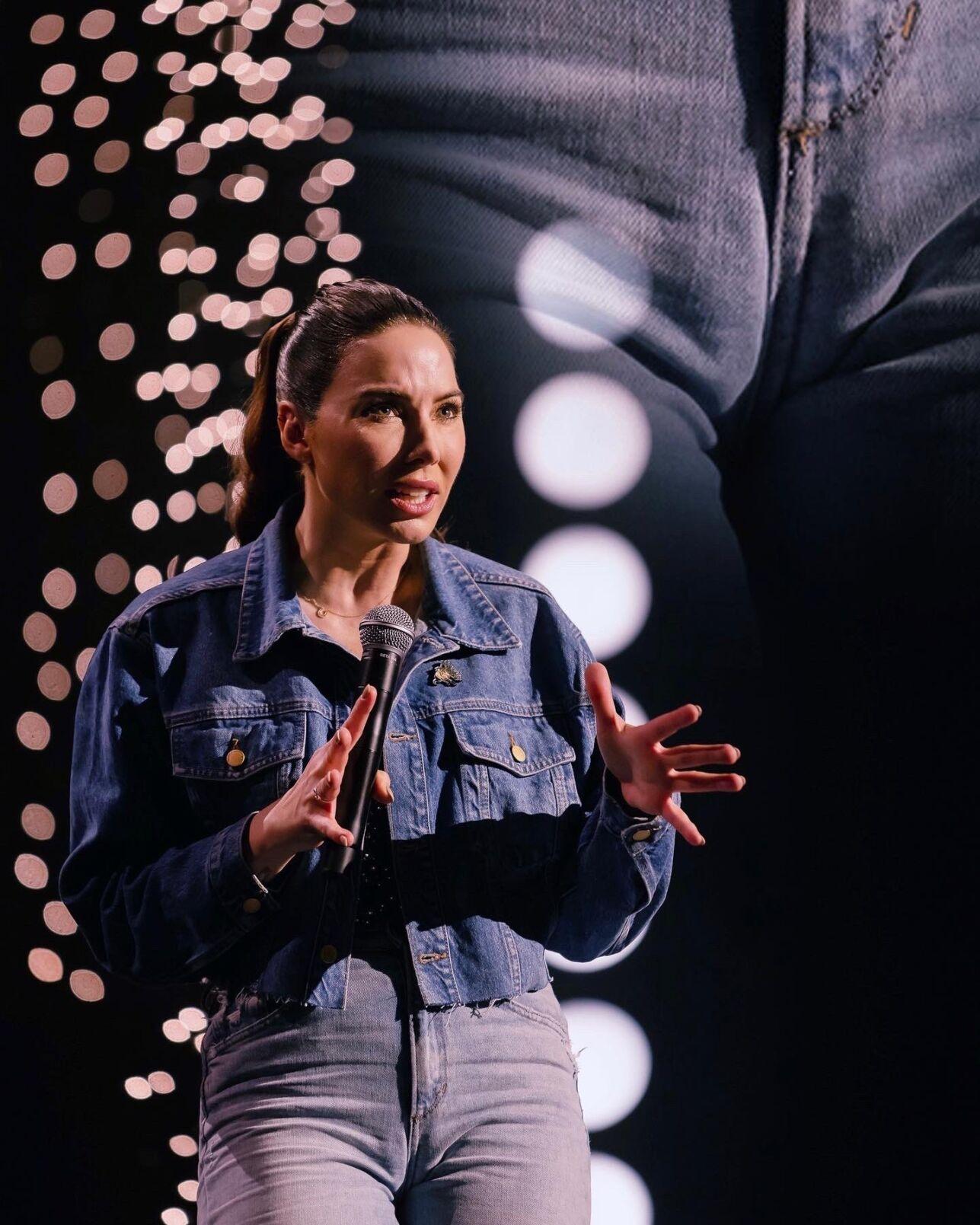 Whitney Cummings Instagram: Engaging Content - jvg7v59