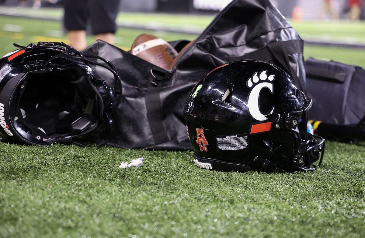 LOOK: Cincinnati Bearcats unveil new black uniforms 