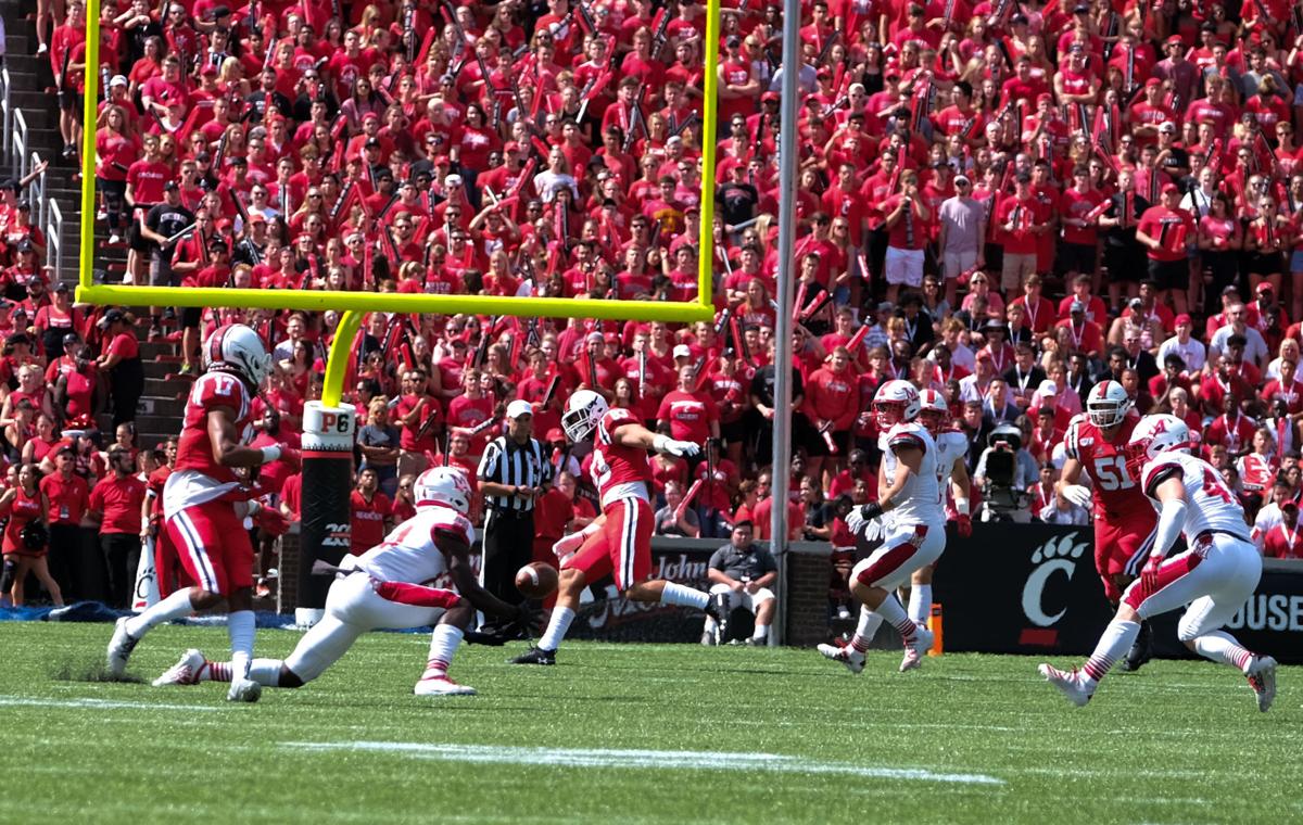 Photos Uc Bearcats Football Wins 14th Straight Victory Bell