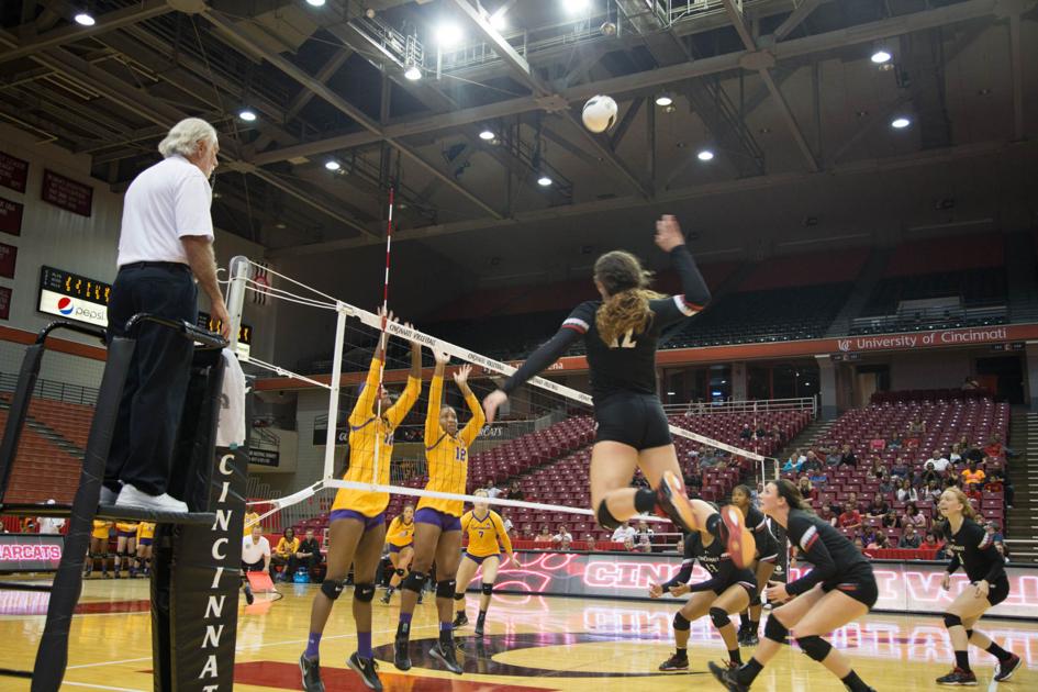 Women’s Volleyball hooks the East Carolina Pirates Sports