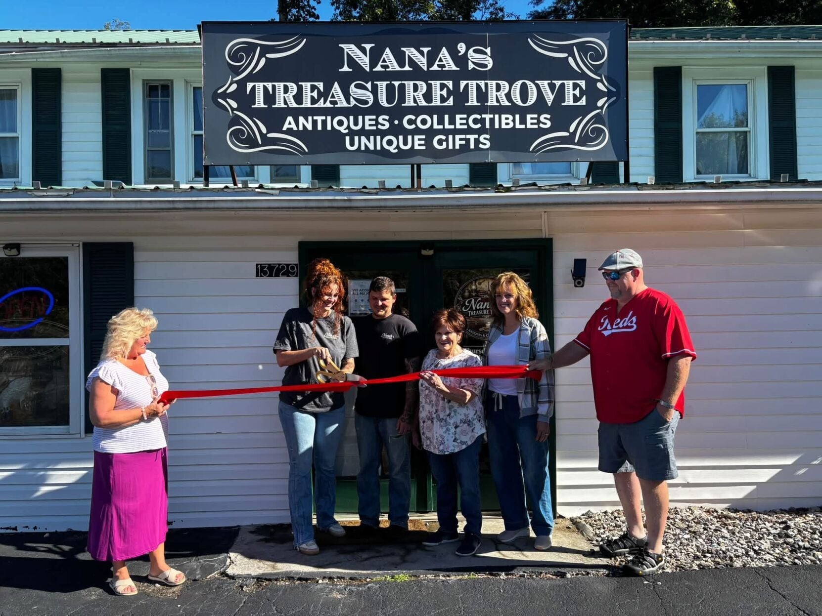 Chamber holds ribbon cutting for Nana's | News | newstopicnews.com