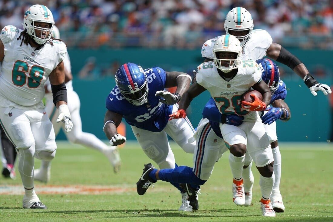 Miami Dolphins running back De'Von Achane (28) makes a catch