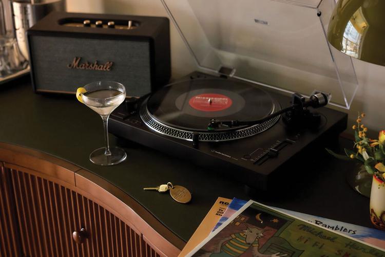 RECORD PLAYER 2.jpg