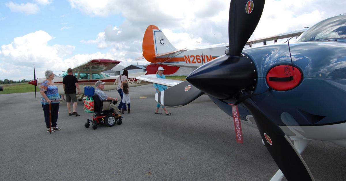 Hunderte nehmen am Fly-In-Festival am Flughafen Malone-Dufort teil | Kunst und Unterhaltung Hunderte nehmen am Fly-In-Festival am Flughafen Malone-Dufort teil | Kunst und Unterhaltung