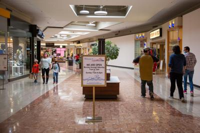 Salmon Run Mall Holiday Hours 2022