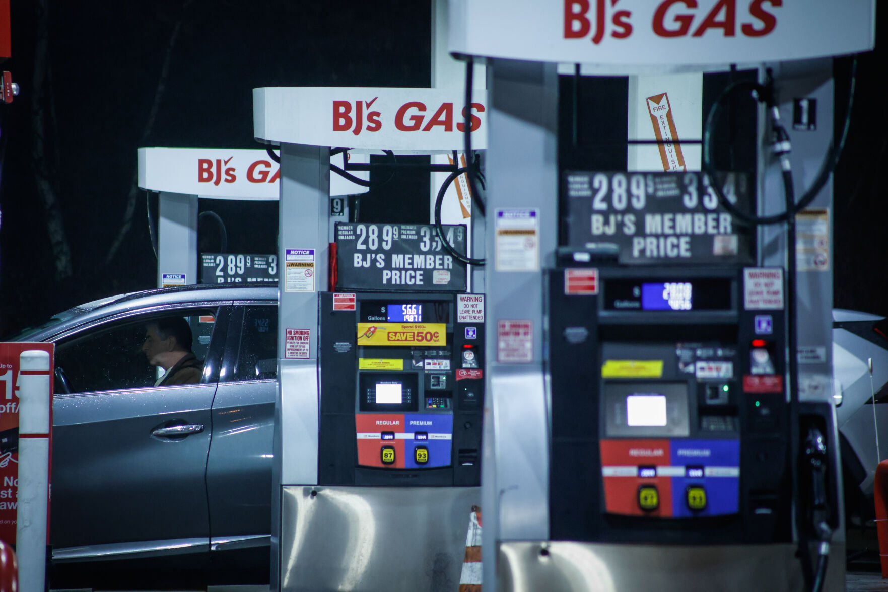 U.S. gasoline pump prices jump to highest level under Trump | Top ...