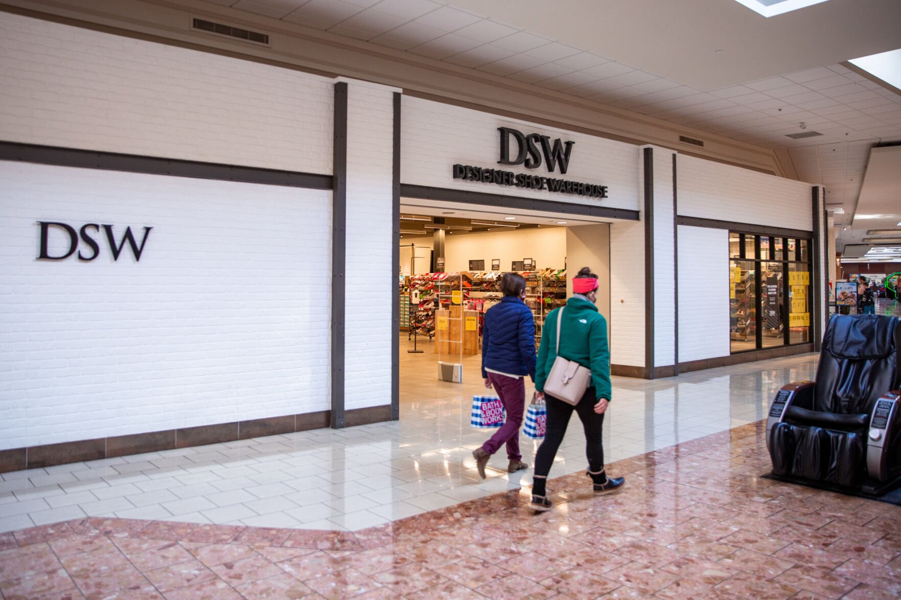 Dsw town sale center hours