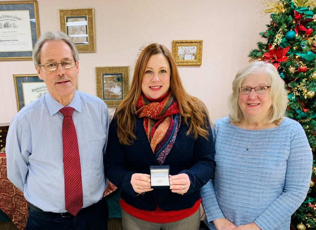 Dufore’s Jewelers rings in holiday cheer with donation of prize for United Way