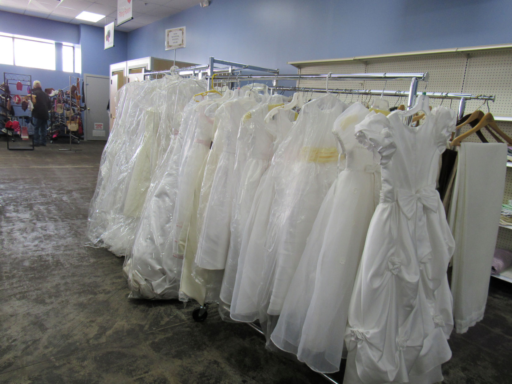 thrift stores that sell wedding dresses