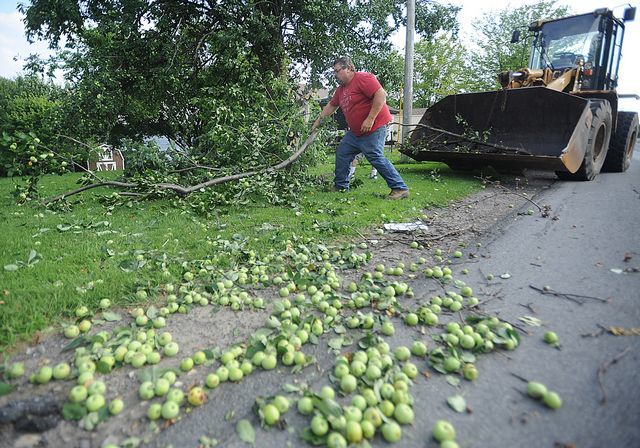 Storm knocks out power for hundreds, closes roads | News | nny360.com