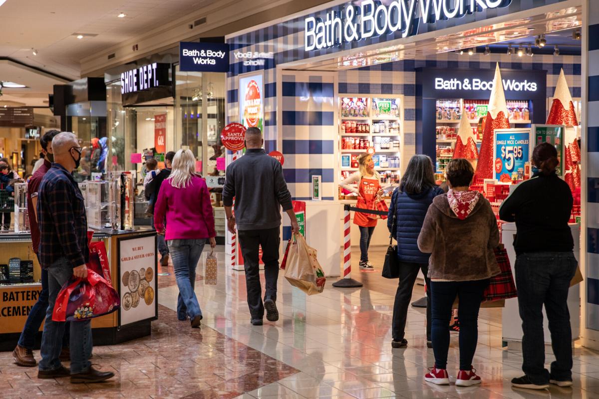 Salmon Run Mall Holiday Hours 2022
