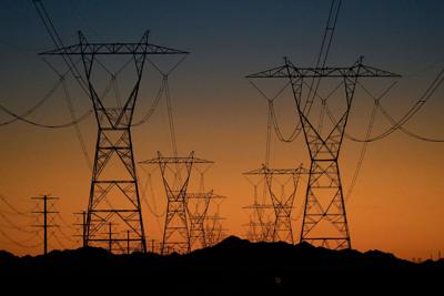 Billion-dollar power lines inch ahead to help U.S. grids