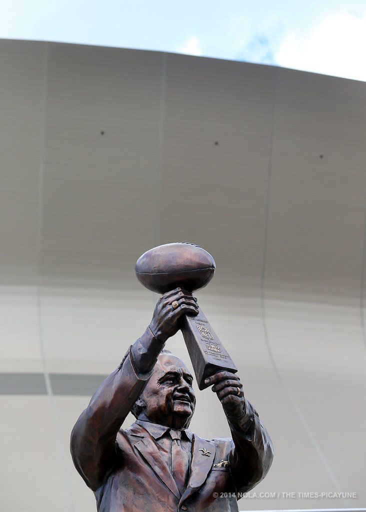 Saints unveil statue of Tom Benson at Superdome