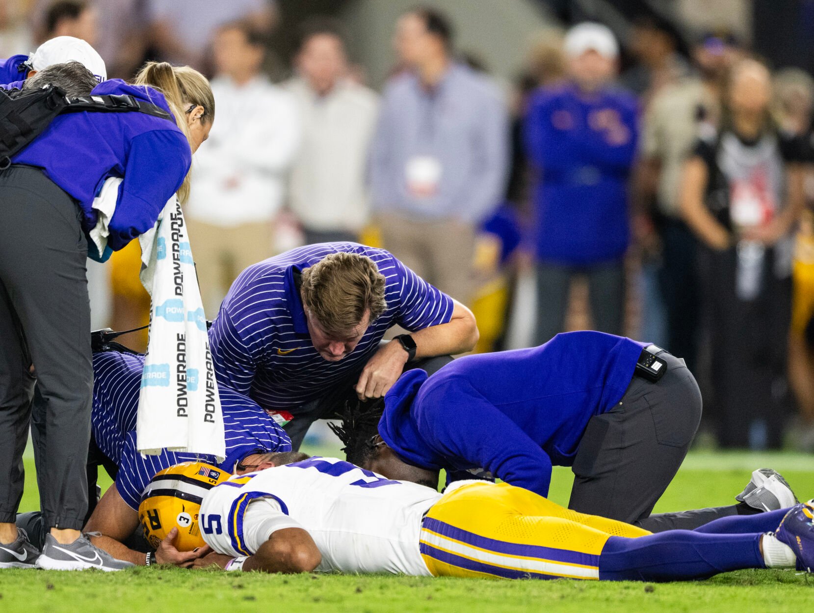 LSU QB Jayden Daniels Knocked Out Of Game With Head Injuury | LSU ...