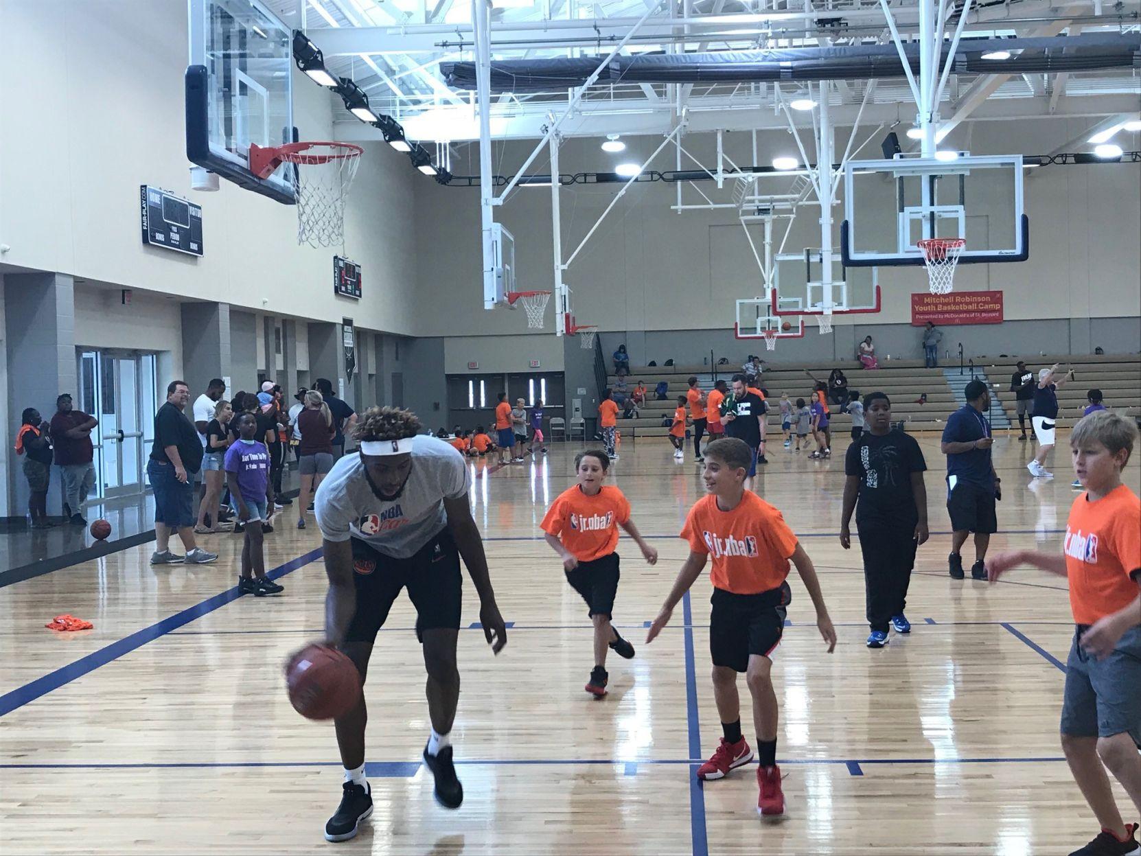 Knicks Standout Rookie Ex Chalmette Star Mitchell Robinson Holds