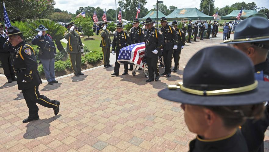 Huge crowds bid farewell to slain deputy Brad Garafola, dubbed(02)
