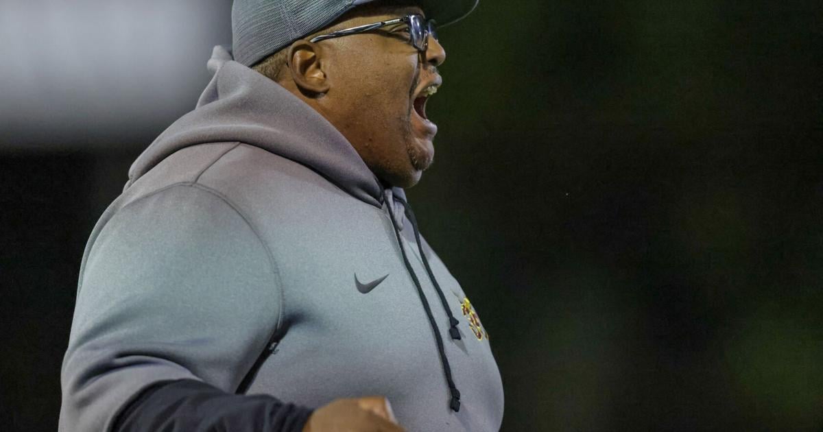 يعود مدرب كرة القدم الجديد لـ West Jefferson إلى المدرسة حيث قضت والدته 30 عامًا