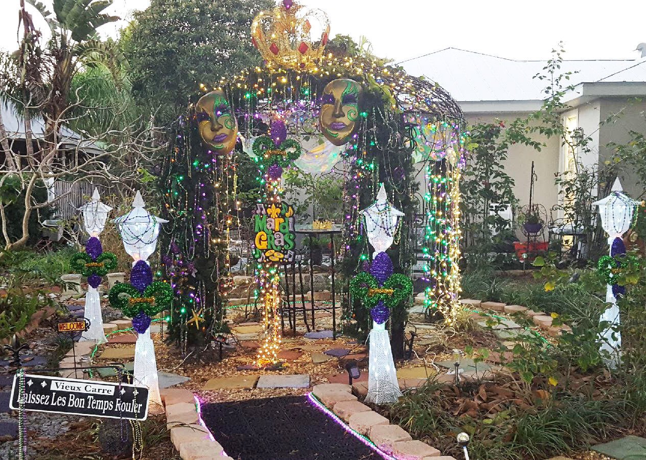 3 Pack Mardi Gras Decorations Banner New Orleans Party Mardi Gras Porch Door Decor Hanging Welcome for Home Yard Lawn Outdoor Indoor (Purple)