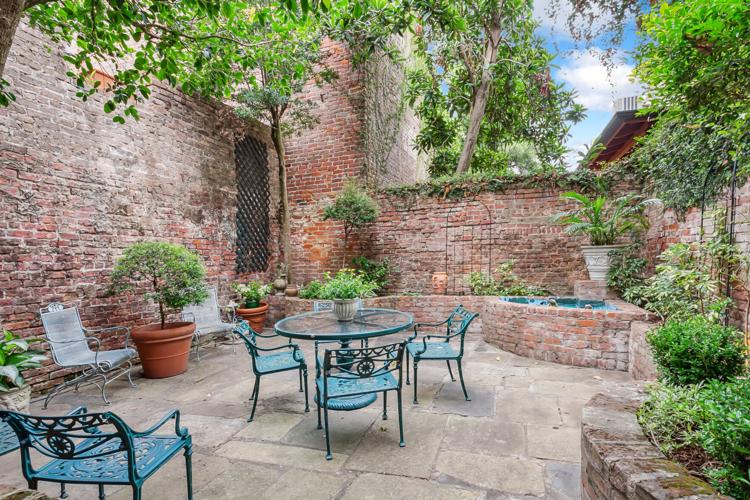 1229 Chartres courtyard 2.jpg