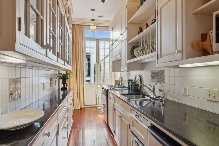 1229 Chartres kitchen.jpg