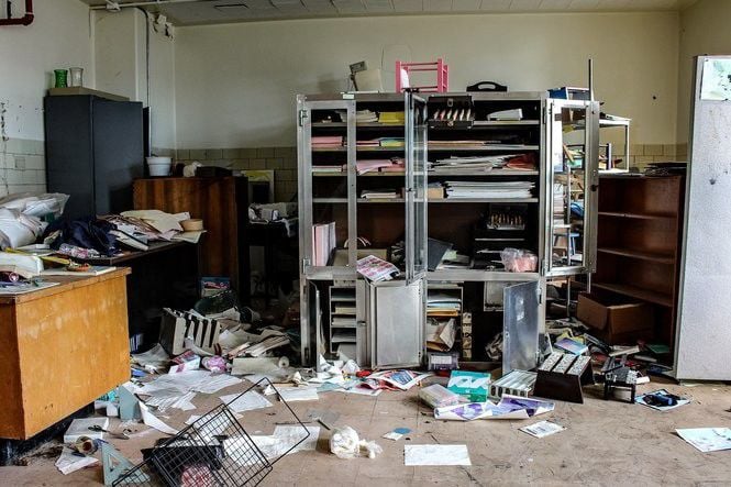 10 photos of the messy state of abandoned Charity Hospital before it's ...