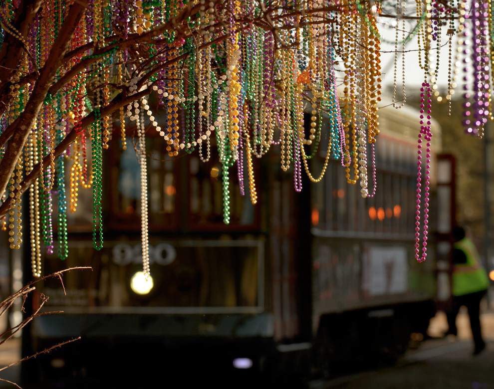 File:20080622 St. Charles St. Trolley behind tree with Mardi Gras